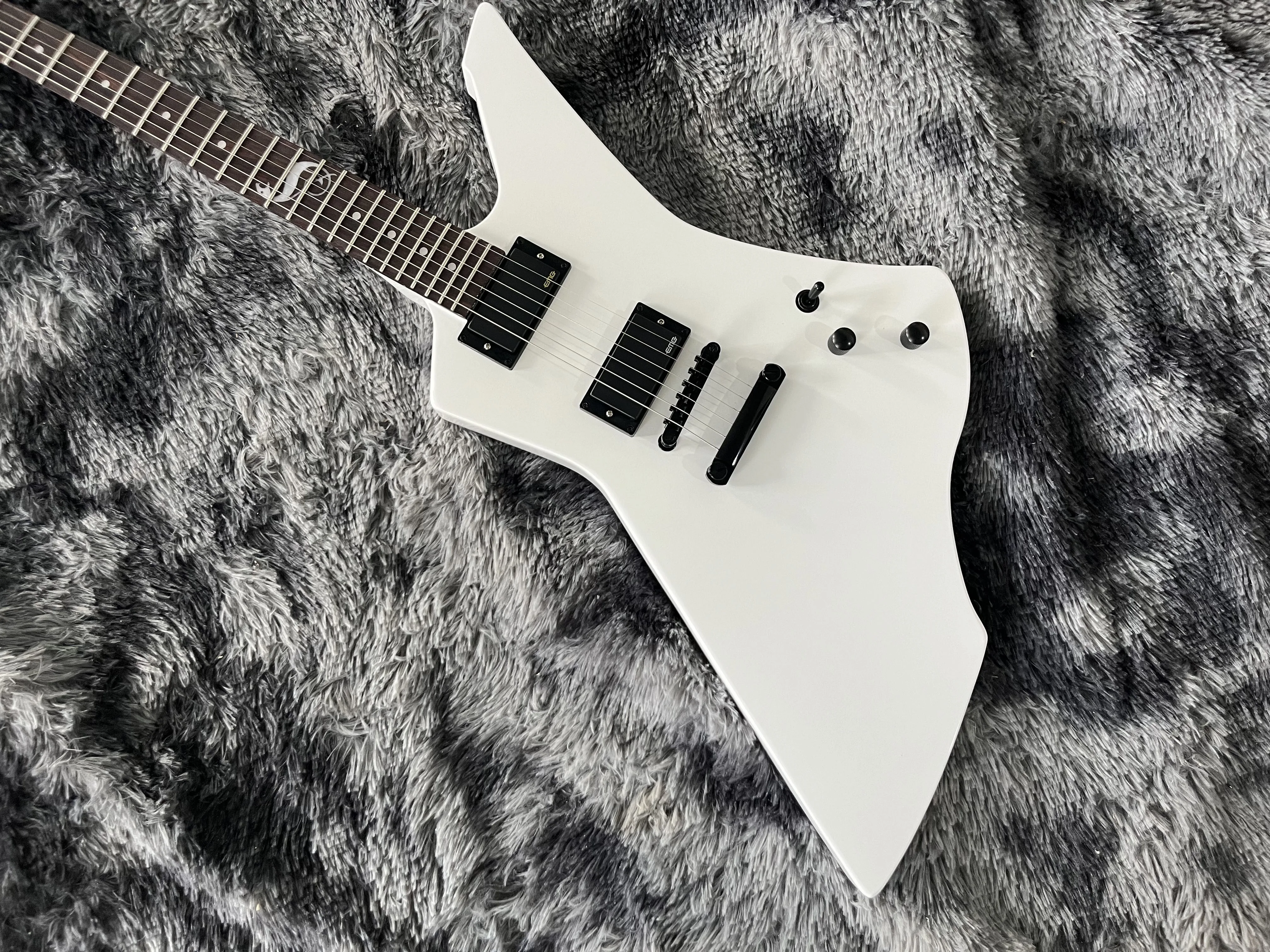 

Chinese Electric Guitar Becoda White And Black Color 6 Strings