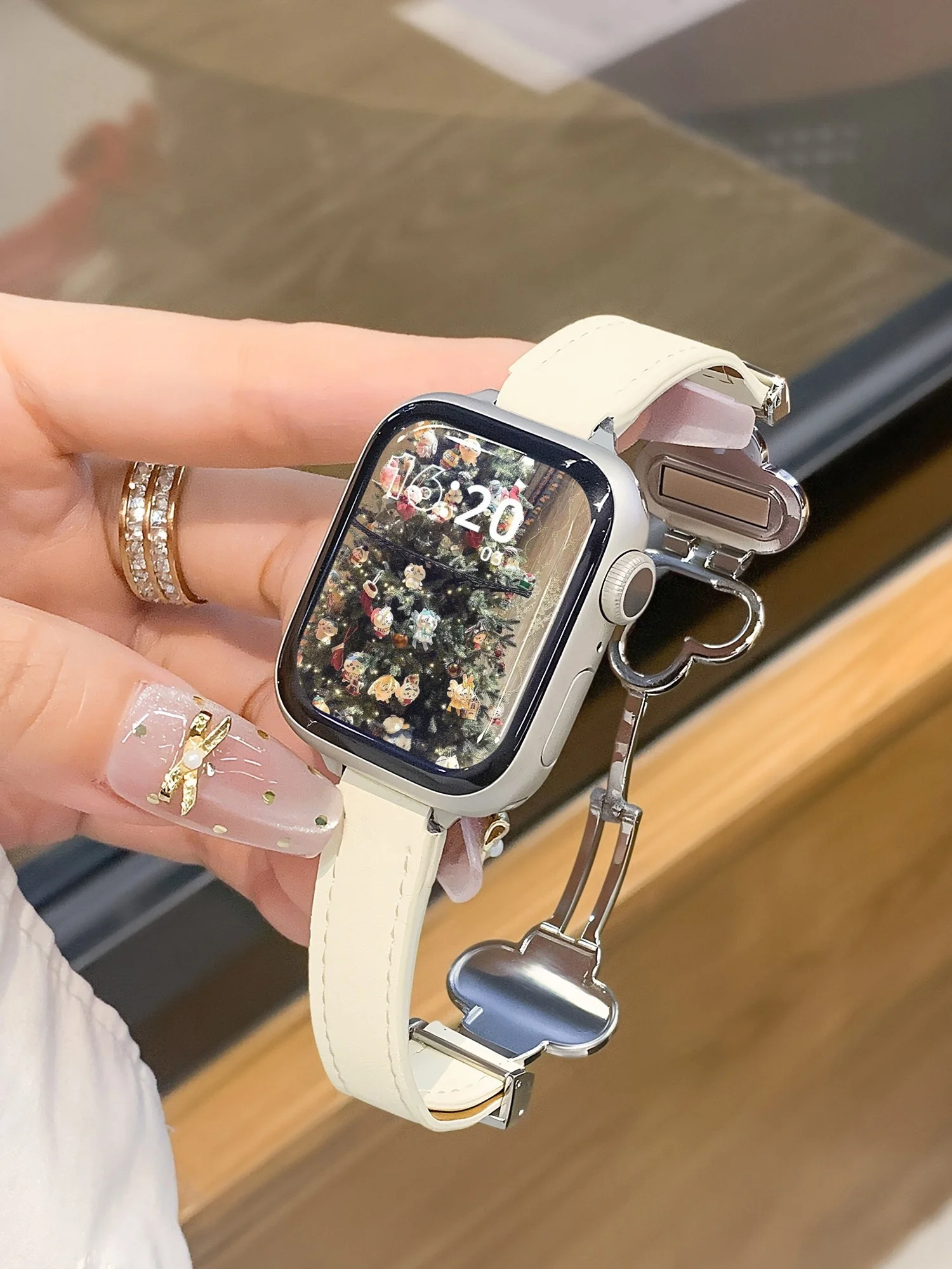 

Four-clover Magnetic Buckle Leather Compatible iWatch Strap 38mm 40mm 41mm 42mm 44mm 45mm 49mm Fashion Strap