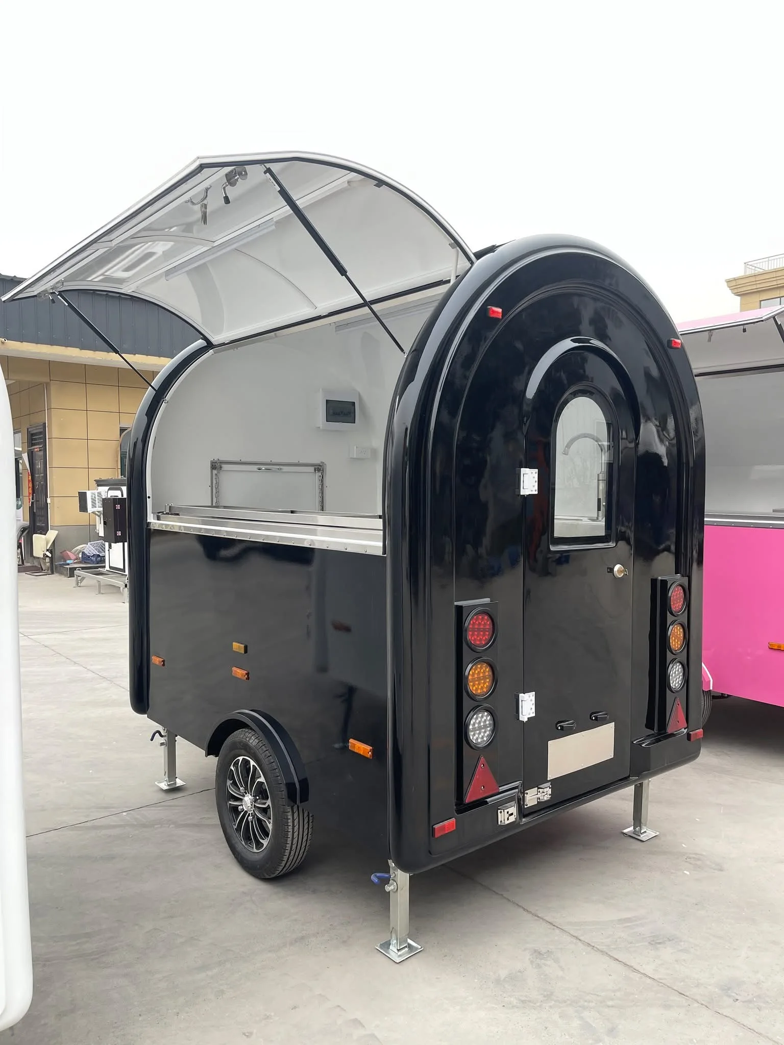 

Мобильные фудтраки и фургоны для продажи еды по цене от производителя: прицепы-фудтраки, тележки для мороженого, с сертификатами DOT/EEC