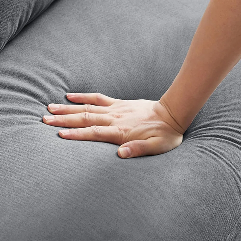 Sofá de dos plazas moderno de mediados de siglo con cojines traseros y patas de madera para comodidad en la sala de estar
