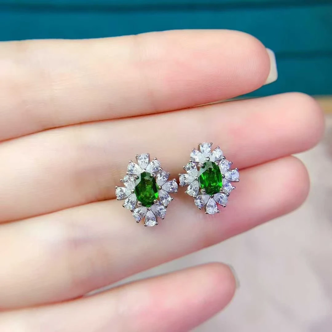 925 أقراط فضية أقراط ديوبسيدي الطبيعية 4 مللي متر * 6 مللي متر VVS الصف مجوهرات ديوبسيدي حقيقية للارتداء اليومي