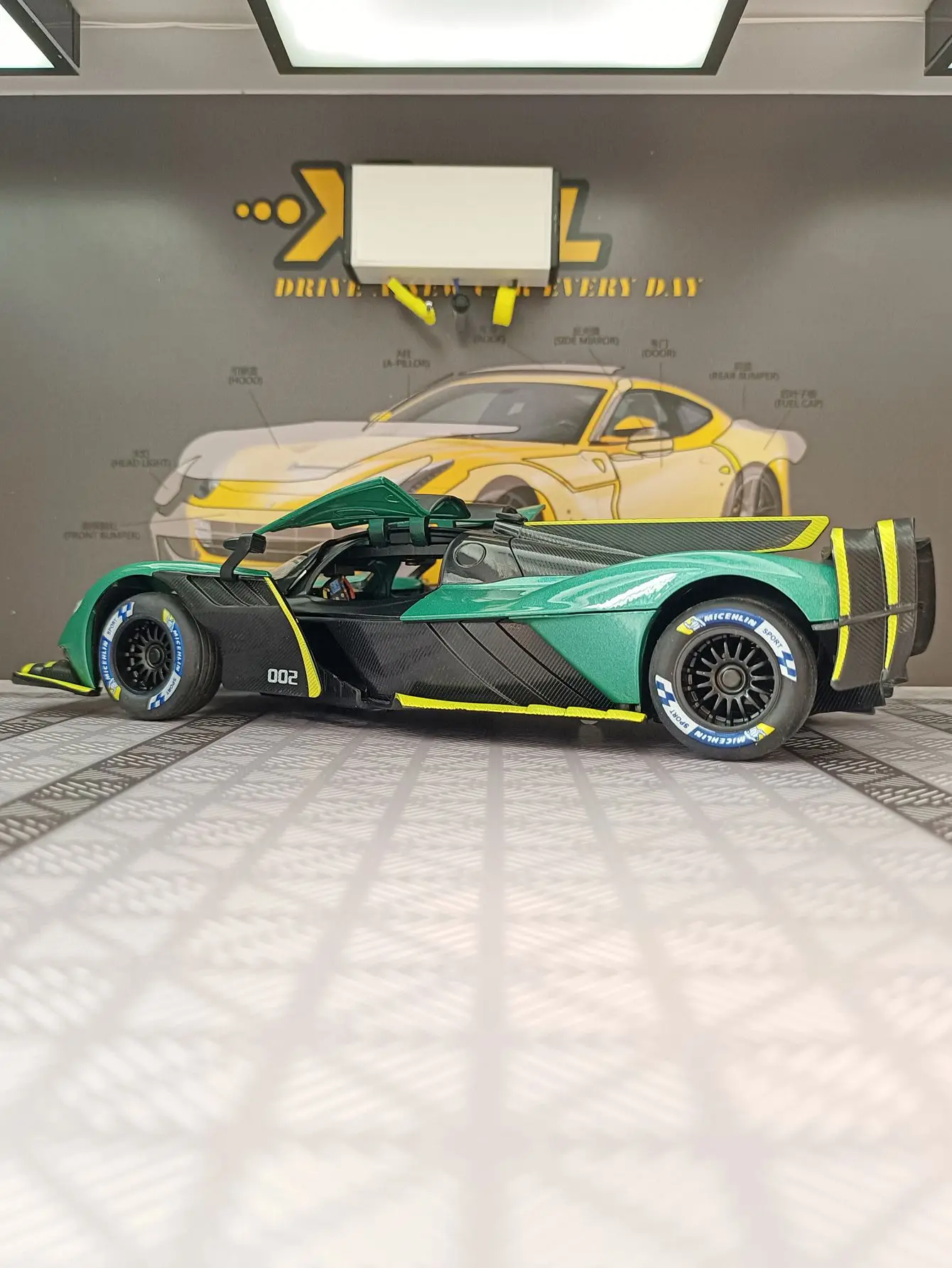 1:24 Martin Valkyrie Legering Automodel Ornament Supercar Geluid en licht Kinderspeelgoeddeur kan openen