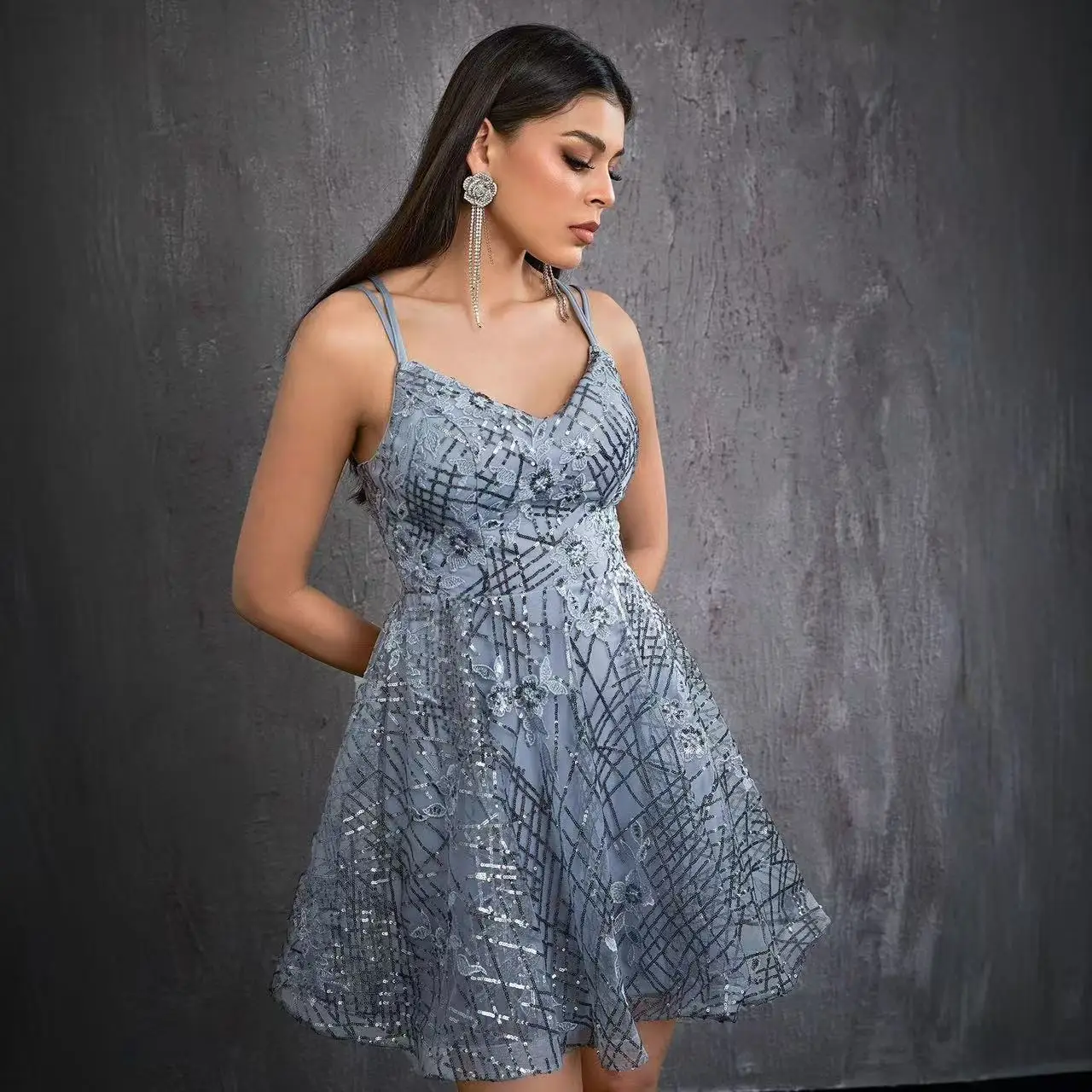 Abiti da sera di colore grigio per matrimoni Abiti da compleanno ricamati Abito di lusso 2025 Mini abito da sera Costume di scena