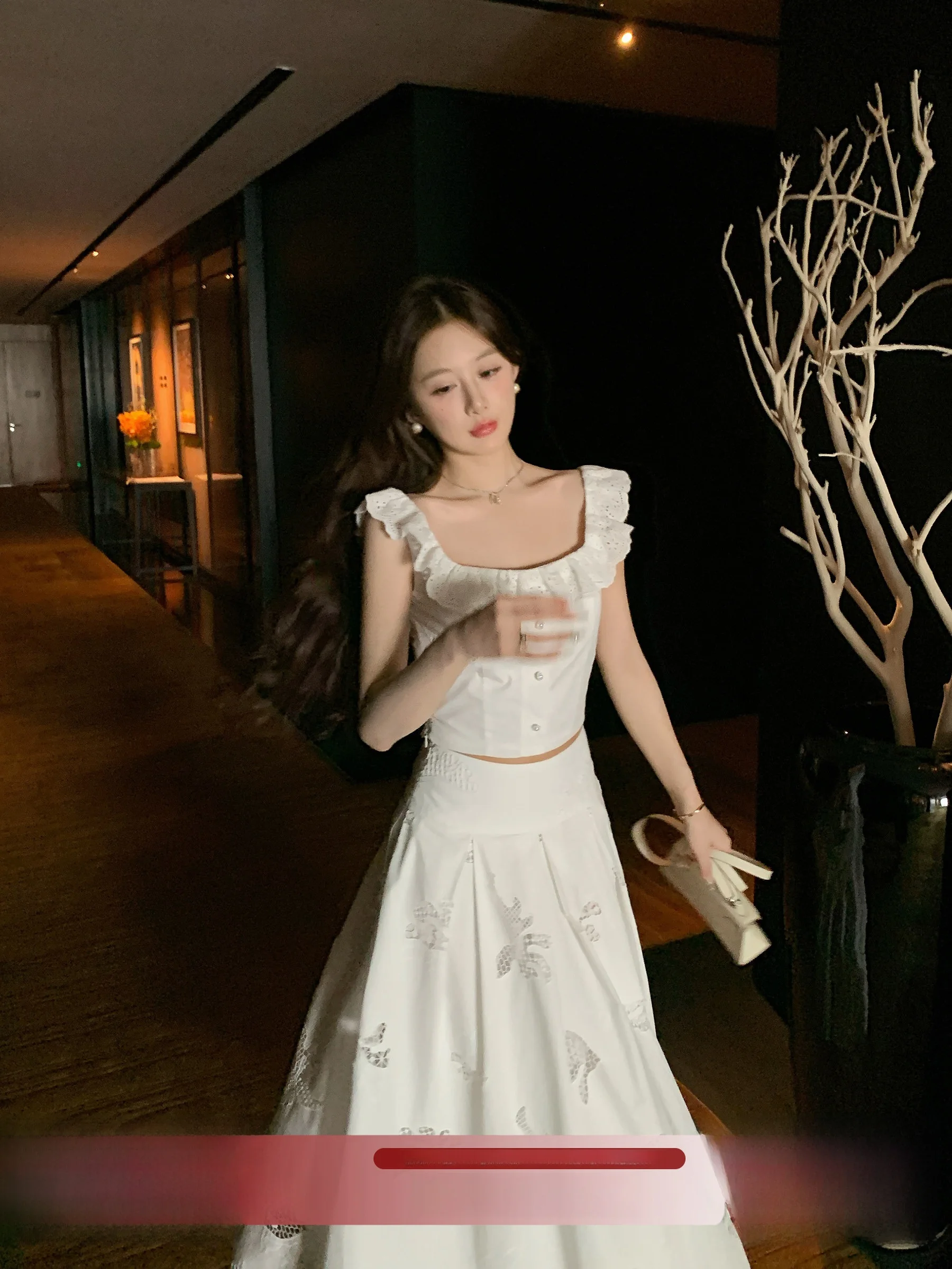 

Летний женский комплект: топ с квадратным вырезом, вышивкой и ажурными вставками, на тонких бретелях, из хлопка, во французском стиле, укороченный, приталенный