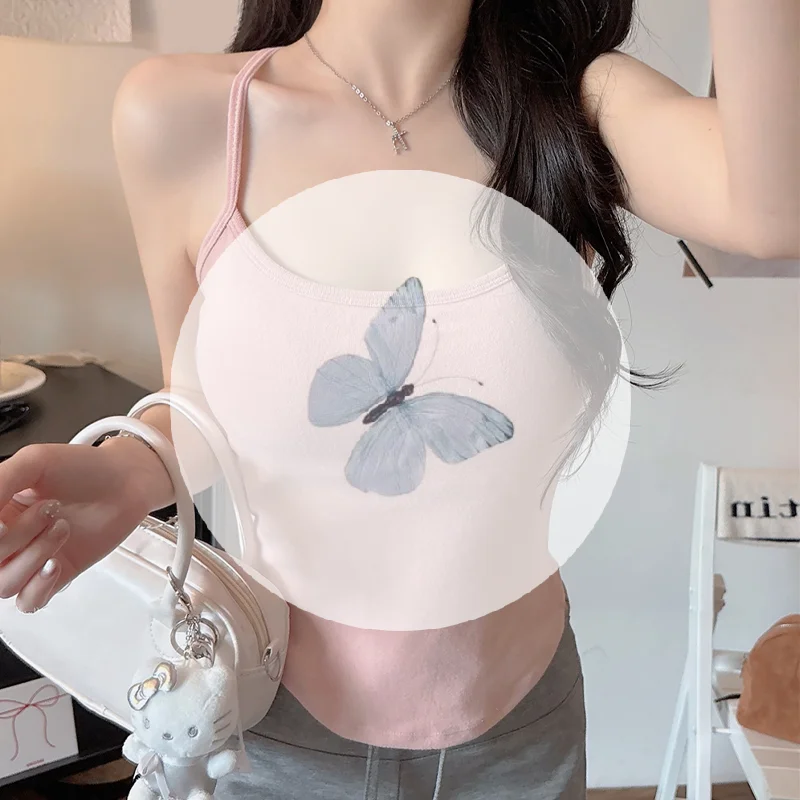 Modna, seksowna bluzka na ramiączkach z odkrytymi plecami i wkładkami w biuście.