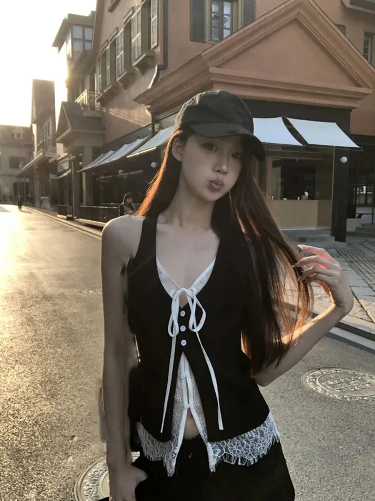 2025 صيف جديد بلا أكمام تانك القمم الدانتيل المرقعة وهمية قطعتين تي شيرت موضة حلوة كل مباراة سترة سوداء للنساء