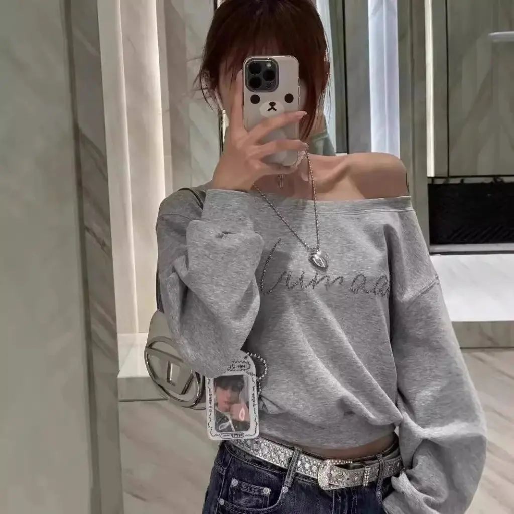 

Spice Girls Grey Long-Sleeved Sweatshirt Loose Fit Crossover Shoulder Design American Style Retro Top for Spring And Autumn