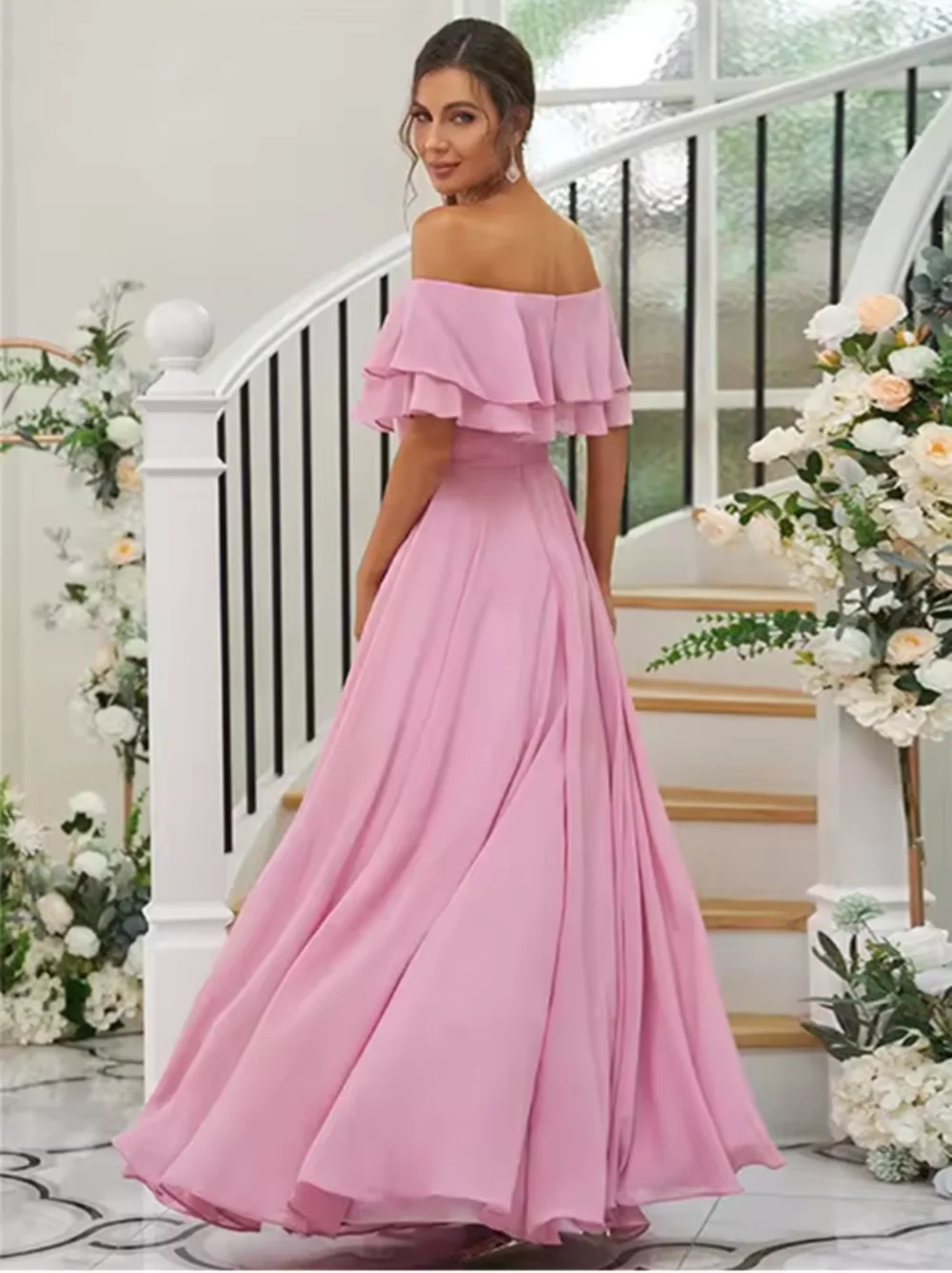 Eleganti abiti da damigella d'onore in chiffon rosa con spalle scoperte increspate volant pieghettato 2024 semplice abito da ballo per festa di nozze personalizzato