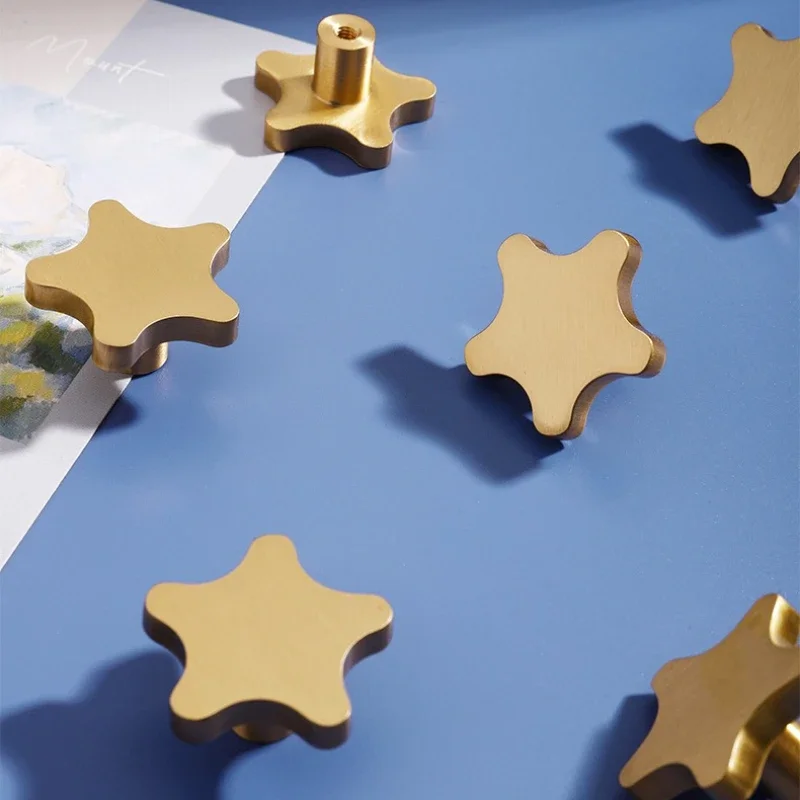 Kinderzimmer-Schranktür, Schubladen-Möbelbeschlag, Sternförmiger kleiner Griff, Gold, massives Messing, fünfzackiger Sternknopf – Detail 5