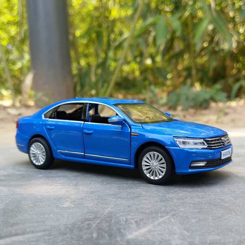 1:32 VW Passat Alloy Scale Car Model Diecast Metal Miniature Toy