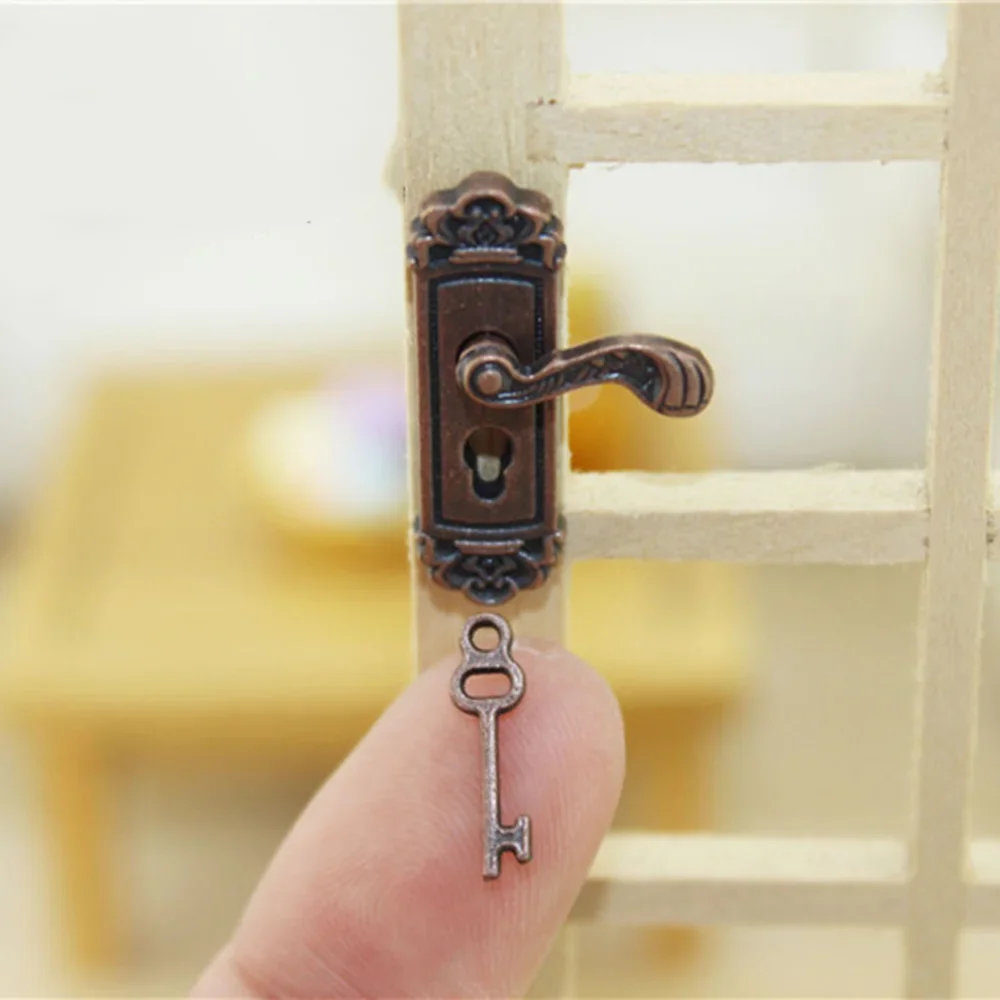 1 Juego de cerradura de puerta de Metal en miniatura para casa de muñecas 1/12 con llave, modelo de simulación, juguetes para Mini decoración, accesorios para casa de muñecas