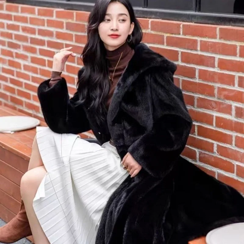 Mantel Bulu Ramah Lingkungan Musim Dingin Wanita Model Panjang Selutut Longgar Berkerudung dengan Ikat Pinggang Mantel Imitasi Bulu Mink Mewah Jaket Hangat Modis