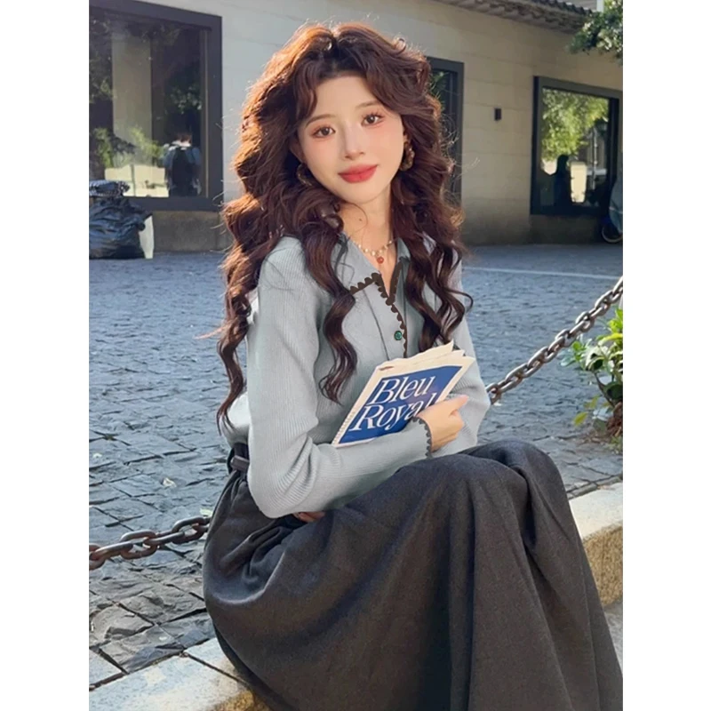 Nowa damska dzianinowa warstwa bazowa na jesień 2025, sweter z kołnierzykiem, kardigan z kolorowymi wstawkami, uniwersalny niebieski sweter, styl dojazdowy.