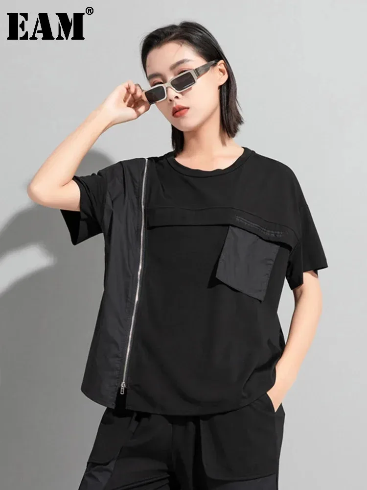 [EAM] Women Black Zipper Pockets Casual Big Size T-shirt New Round Neck Short Sleeve Fashion Tide Spring Summer 2025 1DF5303