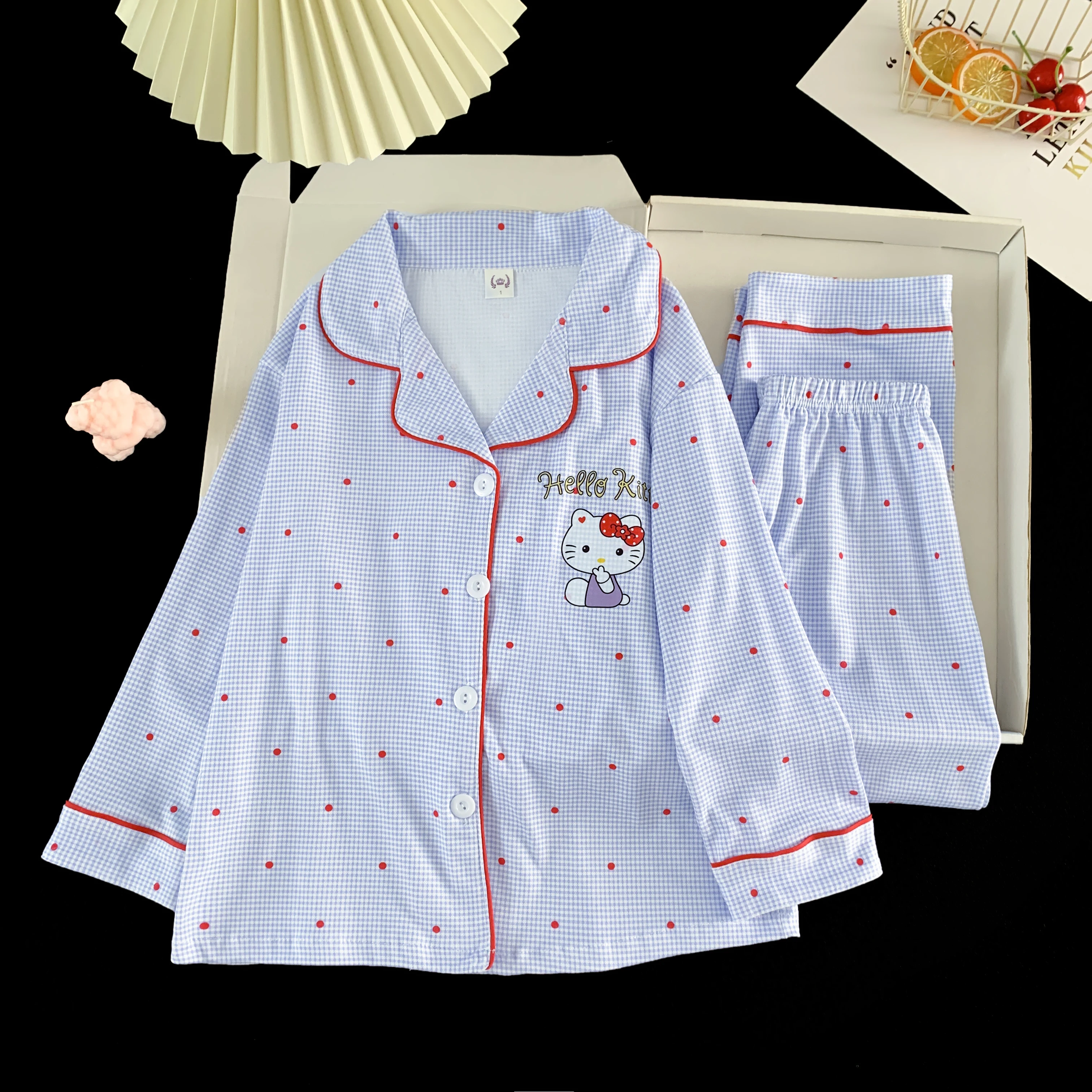 Pajama set with HELLO KITTY pattern, a long-sleeved top and matching pants, comfortable homewear