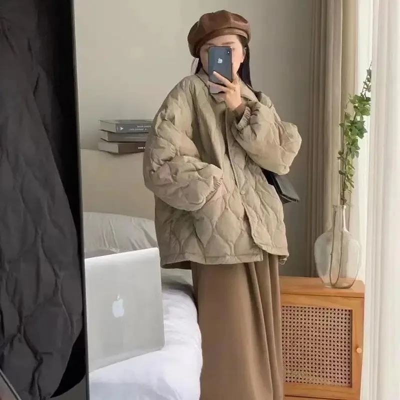 Ciepła, gruba kurtka bawełniana w stylu casual, luźny krój, wypełnienie z włókna poliestrowego, krótki rękaw, krój w kształcie litery A, kołnierz polo.