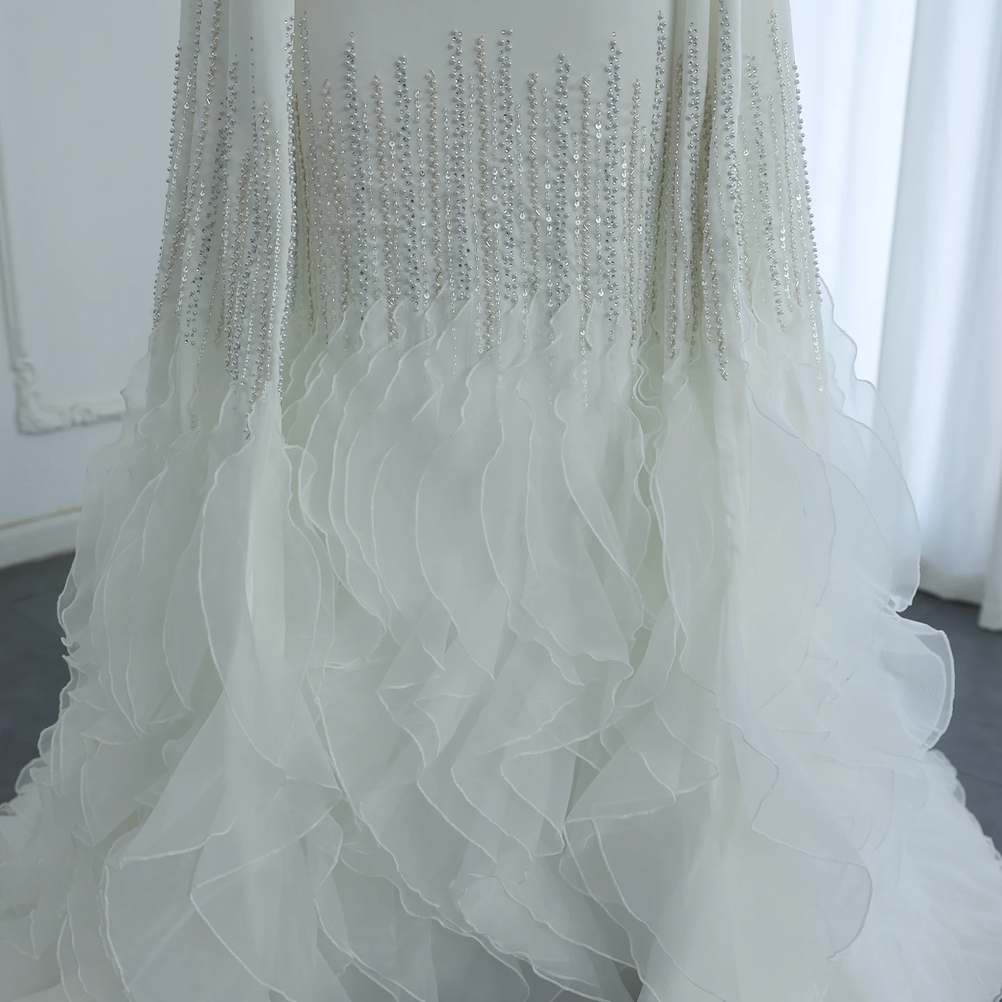 Sharon Said Luxuriöse Meerjungfrauen-Abendkleider in Nude mit Cape-Ärmeln und gestuften Rüschen für arabische Hochzeitsfeiern SS440 Maßanfertigung – Detail 22