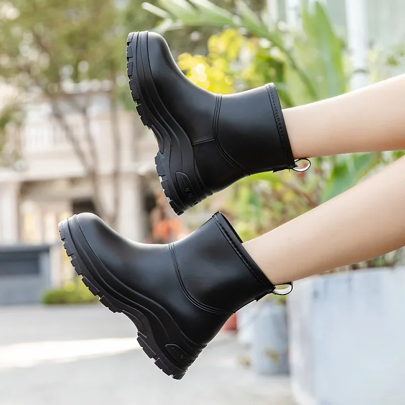 

Women's Fashionable Rain Boots Lightweight Have Thick Soles Are Wear-resistant Rainproof and Slip-resistant When Worn Outdoors.
