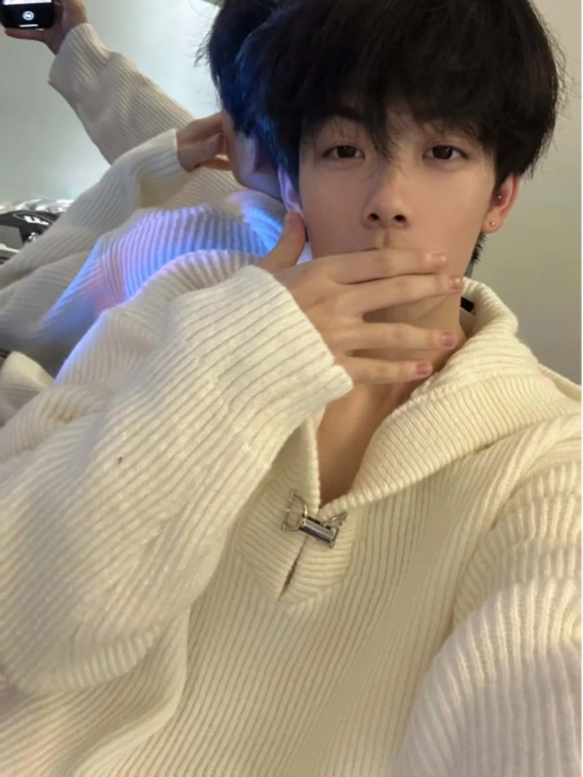 

Белый вязаный свитер с V-образным вырезом для мужчин: осенне-зимний дизайн, стильный, для многослойных образов, свободный крой, удобный.