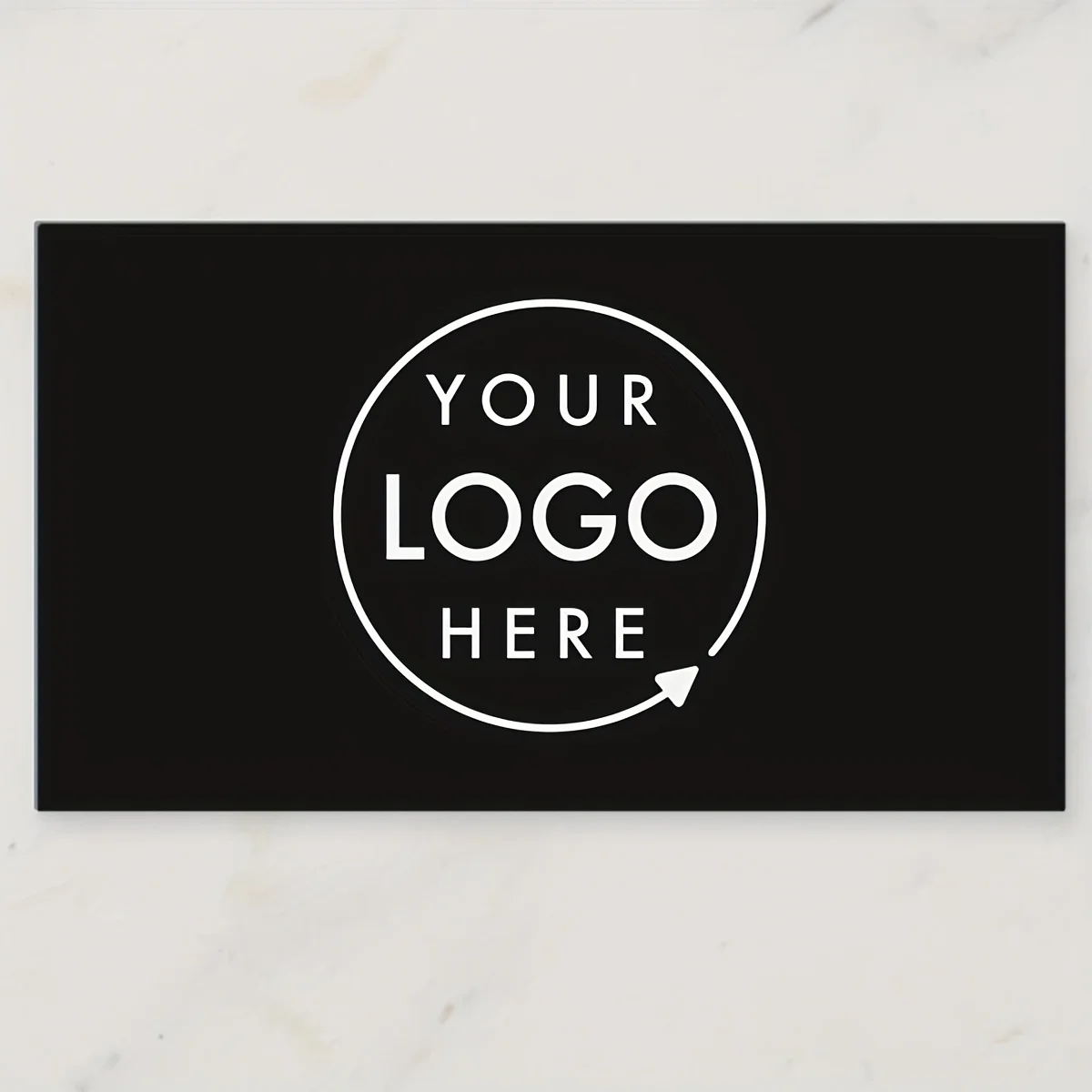 Es gibt insgesamt 60 hochwertige schwarze Karten mit individuellen Logos, darunter Geschenkkarten und personalisierte Visitenkarten. – Detail 1