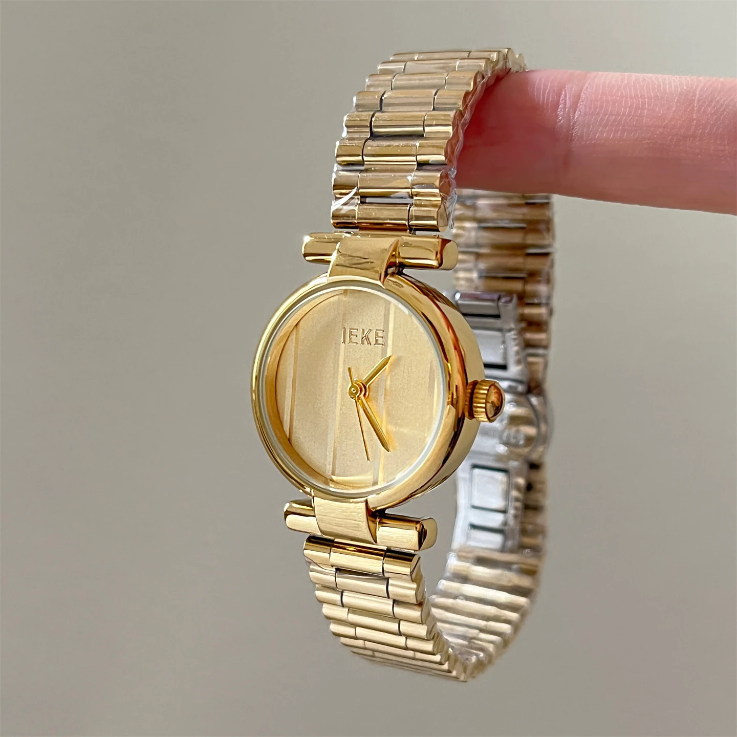 

Retro Quartz Watch with Circular Dial Design Chic Gold-Tone Timepiece Luxury Fashion Women's Casual Style Wristwatch Gift