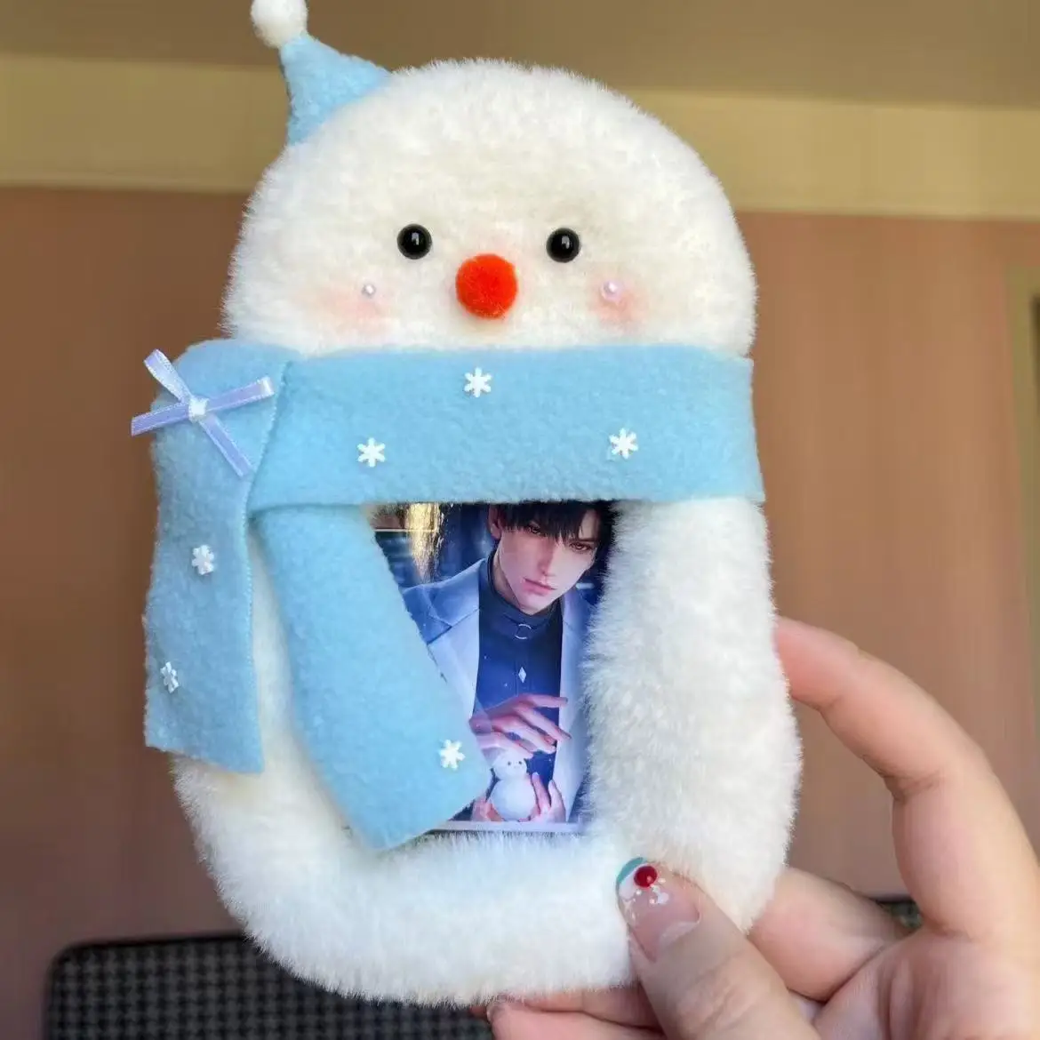 Portafoto da 3 pollici Pupazzo di neve Distintivo Pin Ita Borsa Custodia protettiva in peluche Porta carte portachiavi Love and Deepspace Li Shen Zayne