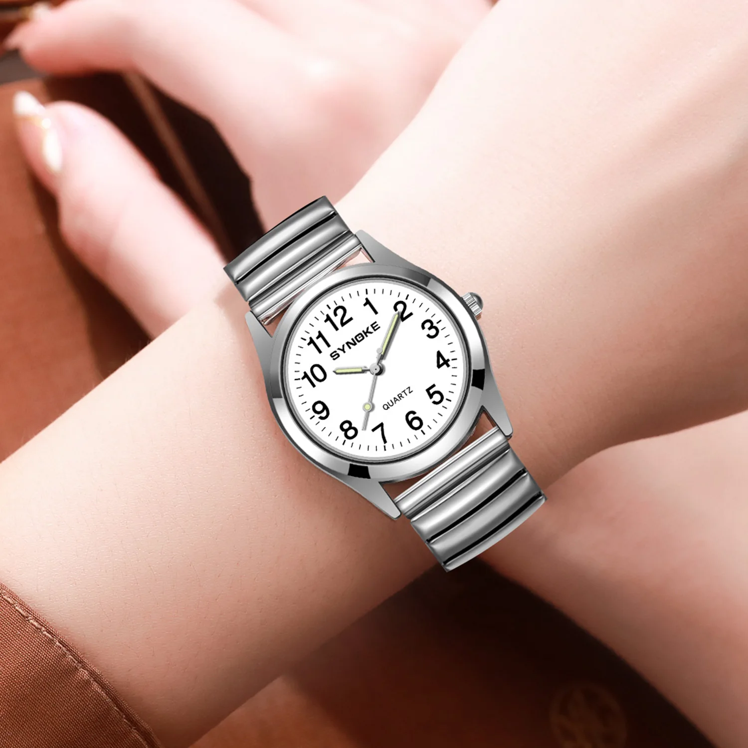 Fashion couple watches men and women universal alloy material strap stretchable quartz watch anti-life water clock