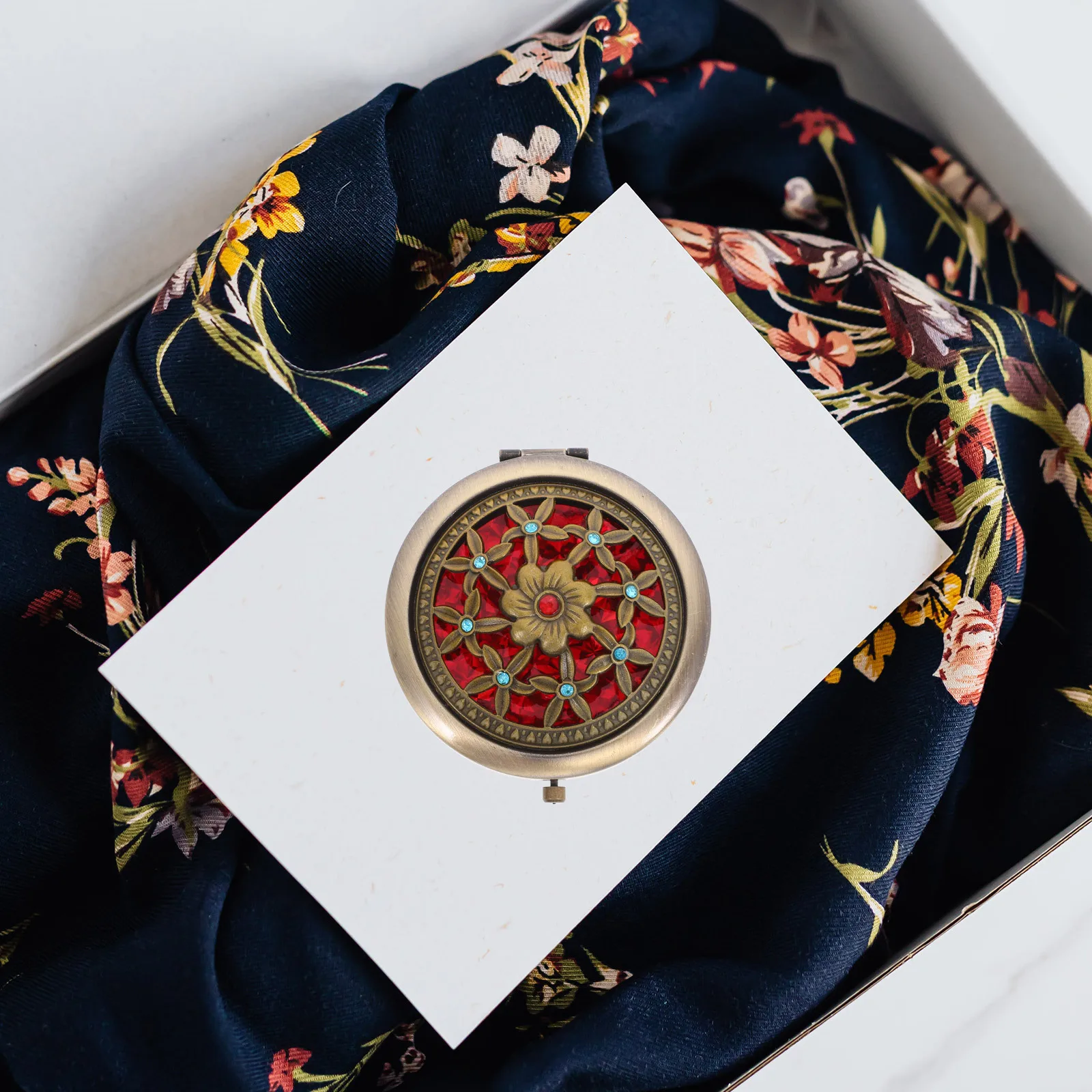 レトロなメイクアップコンパクトポータブルハンドミラー旅行屋外日常使用用折りたたみポケットミラー小さな化粧鏡アクセサリー