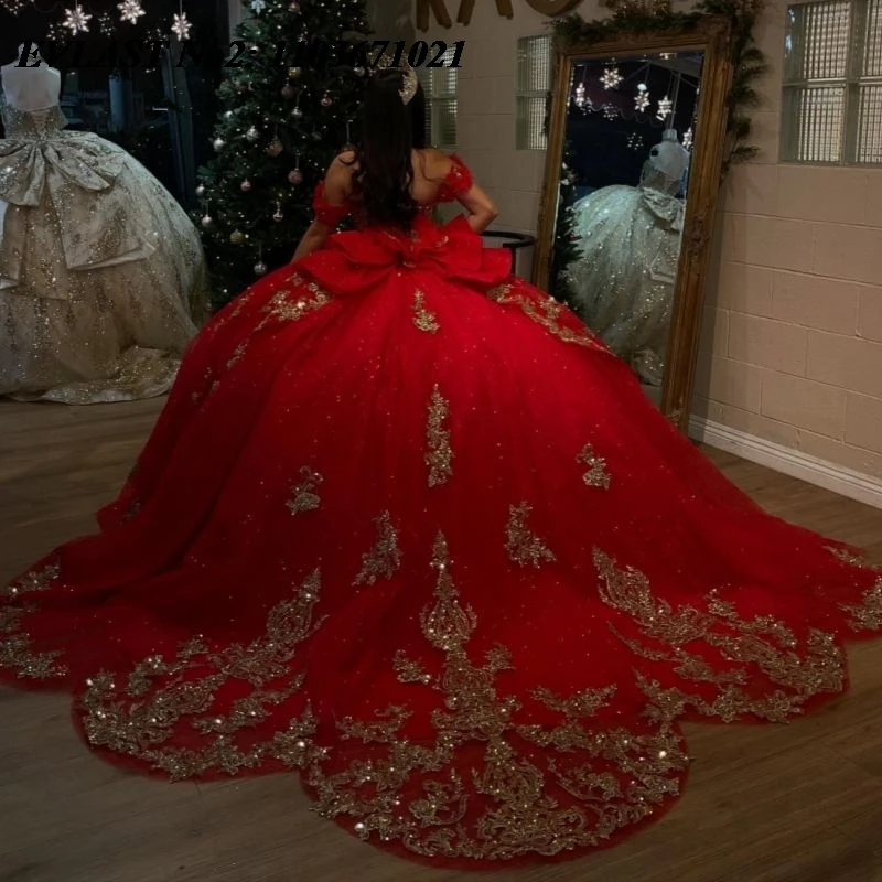 ชุดราตรีงาน Quinceanera สีแดงสดแบบสั่งตัดพิเศษจาก EVLAST ประดับลูกไม้สีทอง ปักเลื่อม ประดับโบว์ คอร์เซ็ท  ชุดเดรสหวานฉ่ำสำหรับงานฉลองอายุ 16 ปี (Sweet 16)  ชุดเดรสสำหรับงานฉลองอายุ 15 ปี (Vestidos 15 Anos) รุ่น E2QA120