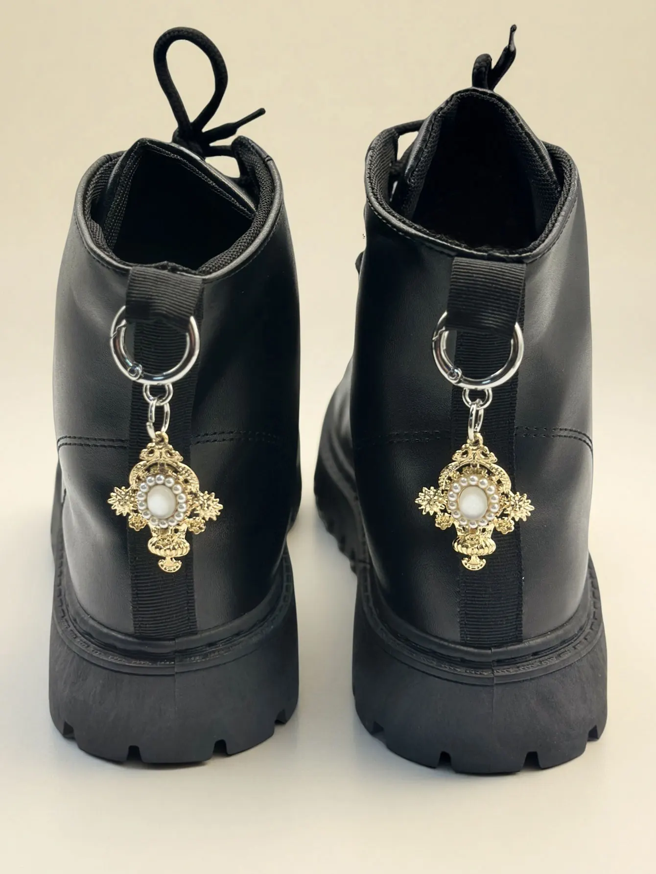 A Pair of Gothic Fashion Personality Inlaid Pearl Decorations, Can Be Used for DIY Shoe Decorations, Shoe Buckles, Party Costume