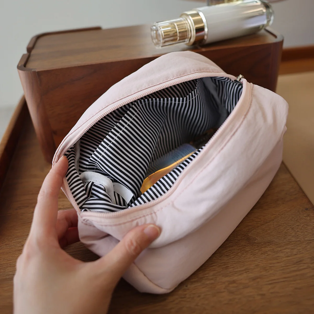 حقيبة مستحضرات التجميل المطرزة باللون الوردي والأرجواني للسفر بسعة كبيرة وسحاب وحقيبة تخزين وحقيبة أدوات الزينة وحقيبة داخلية كبيرة بلون سادة #5