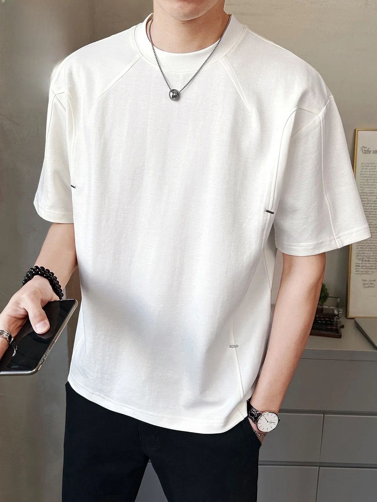 

Мужская летняя футболка оверсайз из хлопка и полиэстера: новая трендовая модель для молодежи, свободный крой, ощущение прохлады, повседневный стиль.