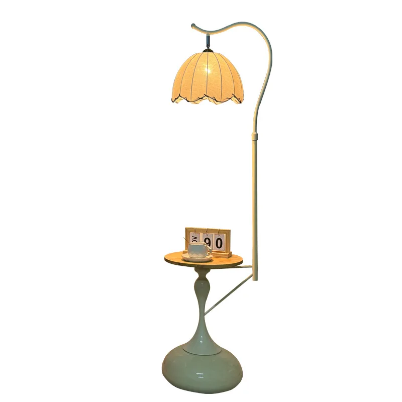 

Торшер кремового цвета, несколько украшений рядом с диваном в гостиной, атмосфере.