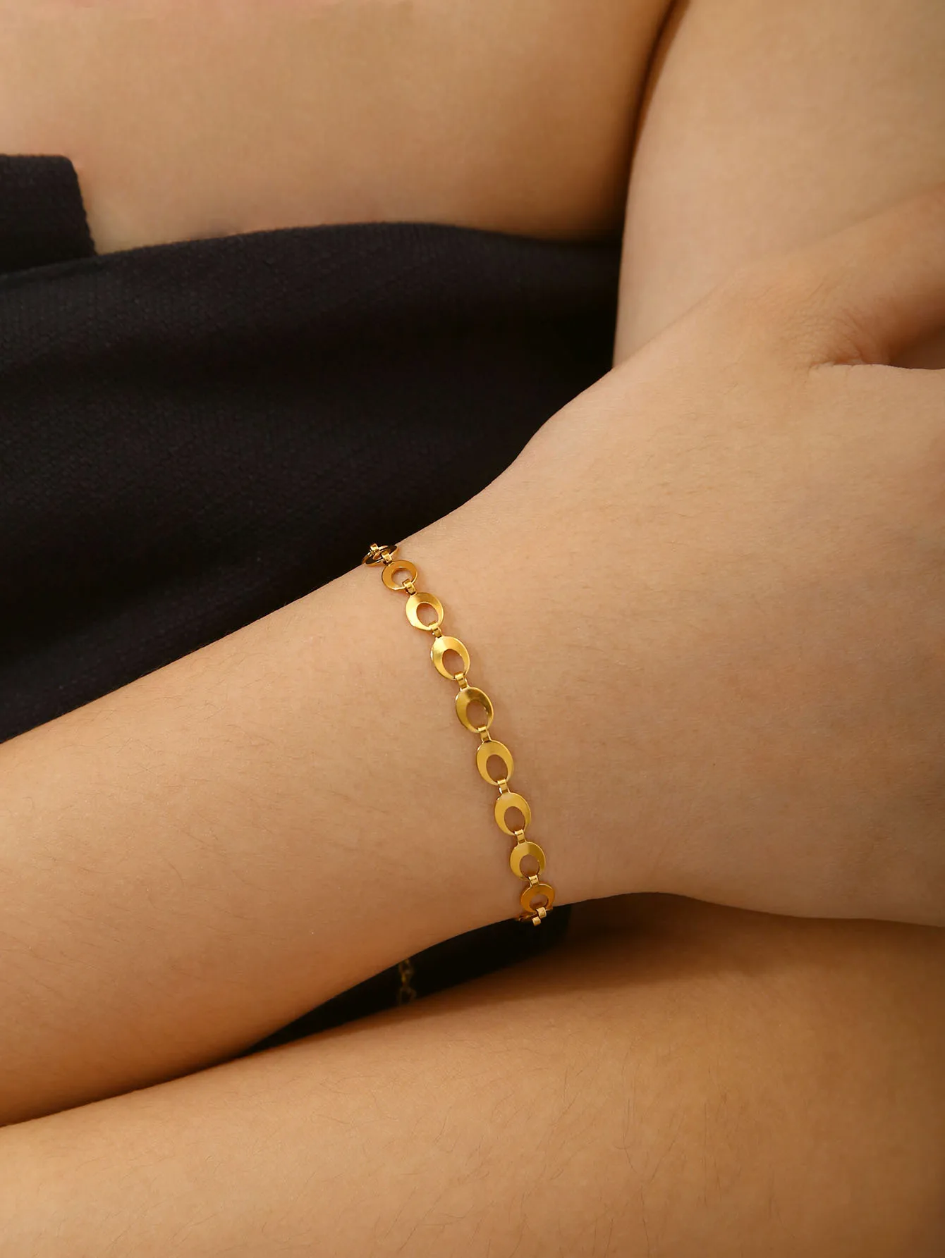 أزياء بسيطة Ins كبار الشعور من الرياح الباردة الفولاذ المقاوم للصدأ 18K مطلية بالذهب هندسية جولة المرقعة سوار الإناث