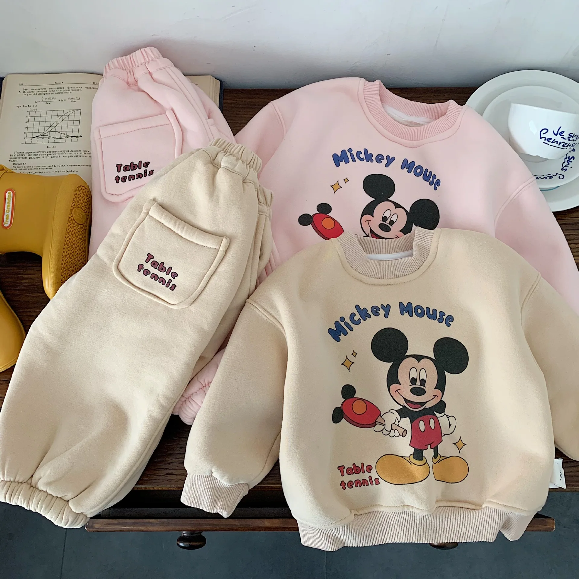 

Комплект с капюшоном на флисовой подкладке на весну и осень, спортивный комплект из топа и брюк с принтом мультфильма Дисней Микки Маус, повседневный комплект из 2 предметов, пуловер + брюки