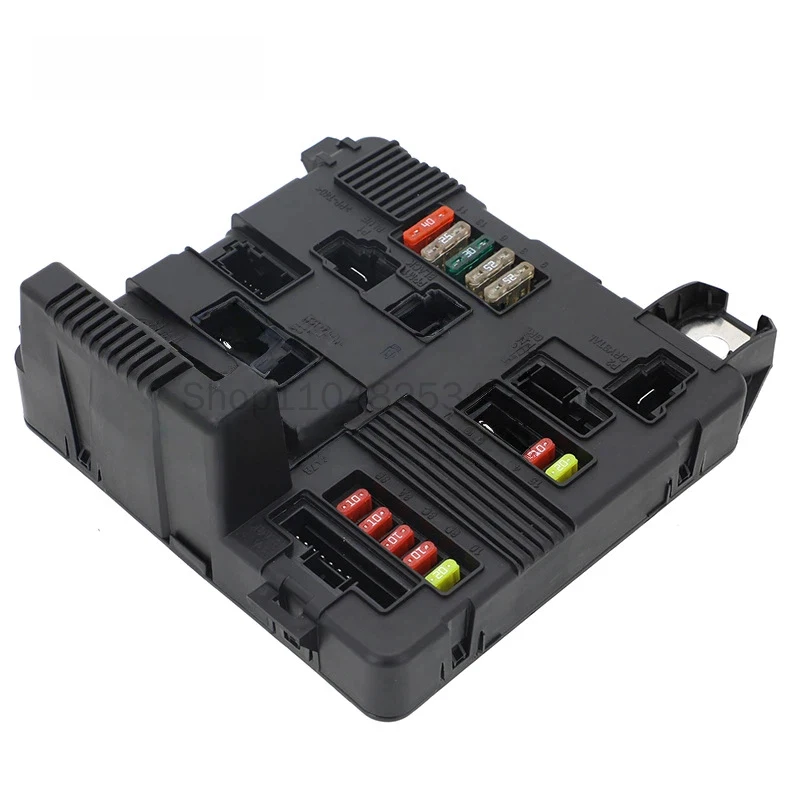 Brand new in stock 8200306033 fits Renault Megane Megane car engine fuse box
