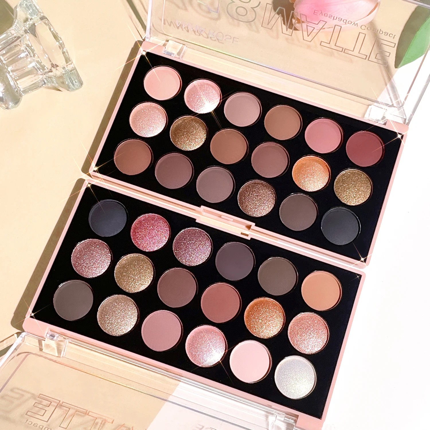 18-kleuren oogschaduwpalet - matte, glanzende en natuurlijke afwerking |   Waterdicht en zweetbestendig |   Langdurig, hoog pigment |   Perfect