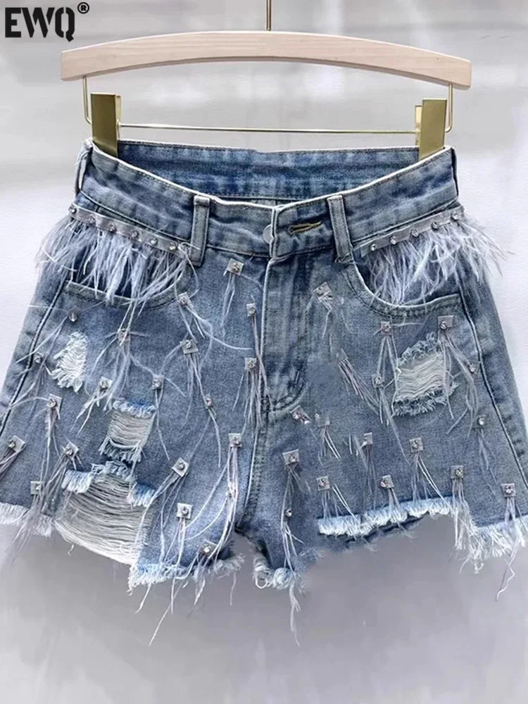 

[EWQ] Fashion Loose High Waist Diamond Feather Splicing Hole Denim Shorts Versatile Women's Pants 2024 New Spring Summer 16U9081