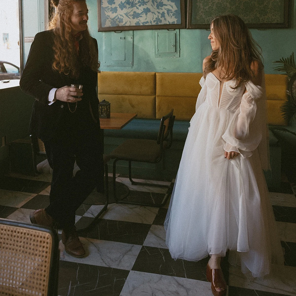 الأكمام الطويلة الأسقف Ruched تول الحبيب فساتين الزفاف قبالة الكتف الأميرة مخصصة بالاضافة الى حجم فستان الزفاف مع وشاح