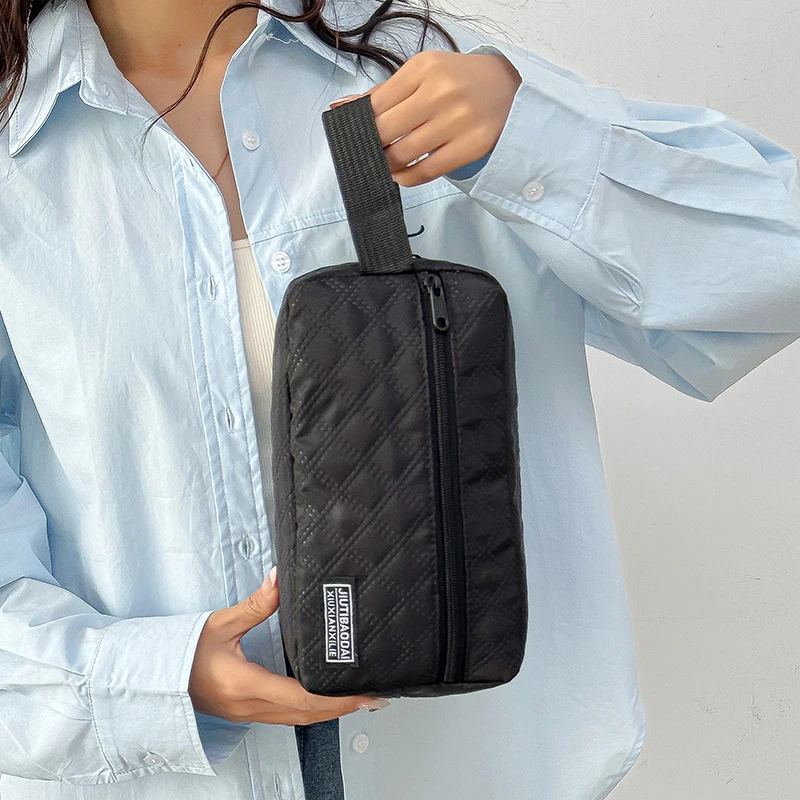 يحمل الرجال والنساء حقائب يد صغيرة محمولة عصرية لحمل العناصر الشخصية الصغيرة والمحافظ الصغيرة.