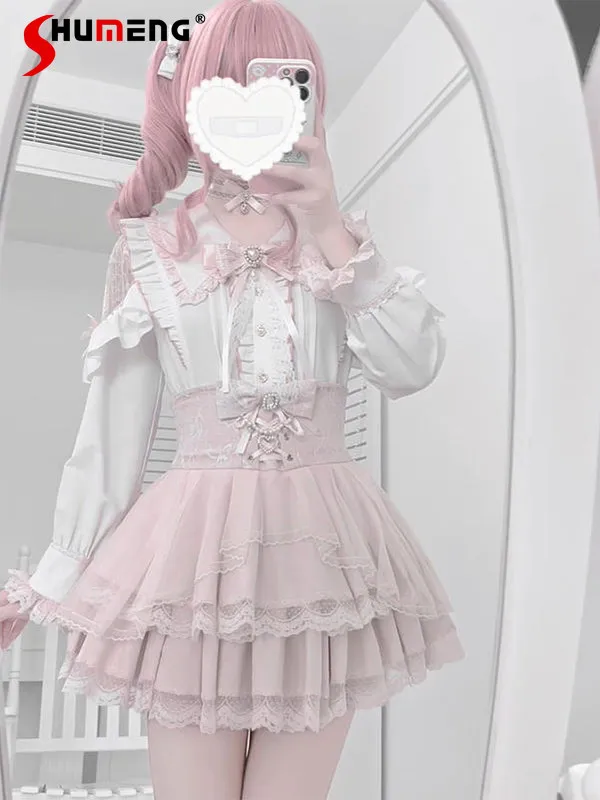 

Комплект из двух предметов в японском стиле: рубашка с длинным рукавом и однобортной застежкой, а также короткая юбка с высокой талией для женщин.