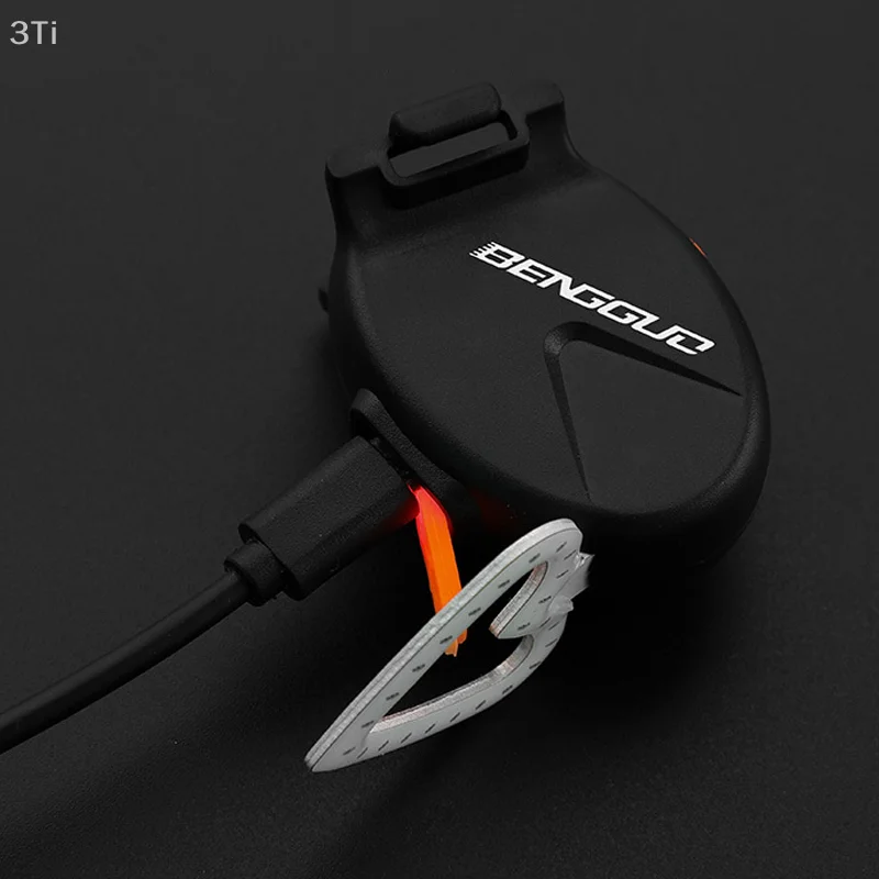 Coda per bicicletta circolare a forma di cuore creativo impermeabile 3 luci regolabili Luci freno per mountain bike Accessori per la guida della bicicletta