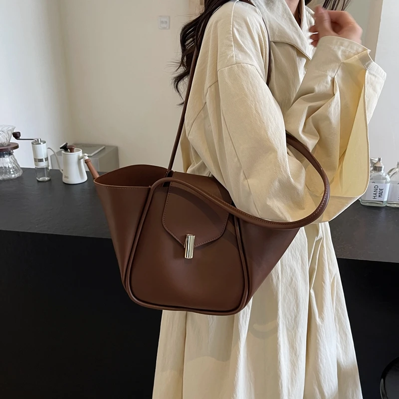 

Elegant Women's Leather Shoulder Bag Luxury Fashion Crossbody Handbag Classic Designer Tote For Modern Outfits
