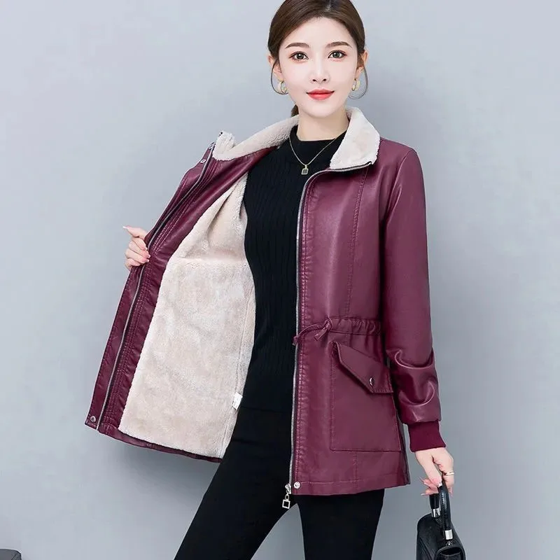 

2025 Femme Мотоциклетная верхняя одежда из искусственной кожи Корейская женская кожаная куртка большого размера 4XL Зимнее женское пальто из искусственной кожи для отдыха