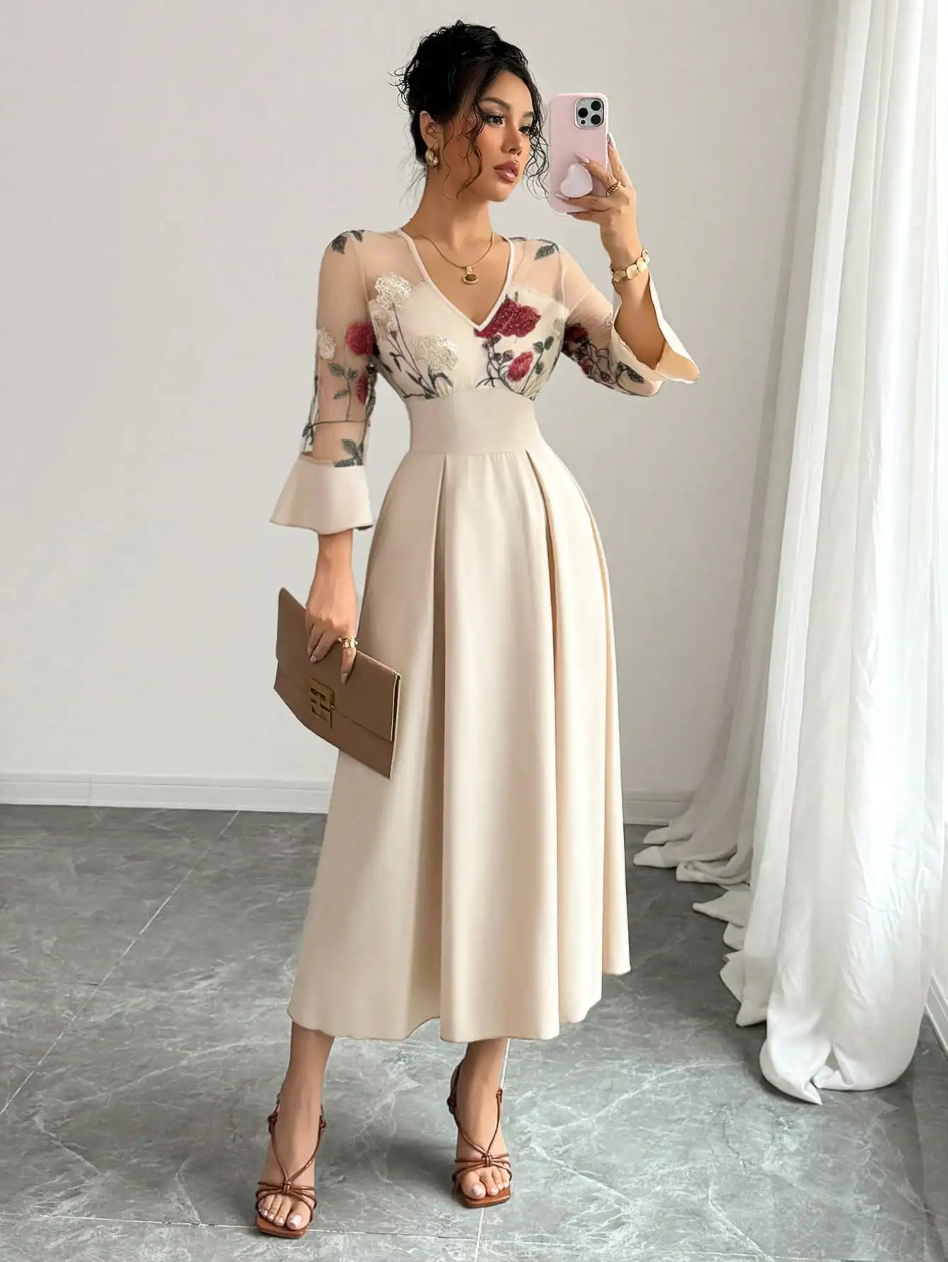 

Элегантное сетчатое платье с цветочной вышивкой, V-образным вырезом, приталенной талией и расклешенными рукавами