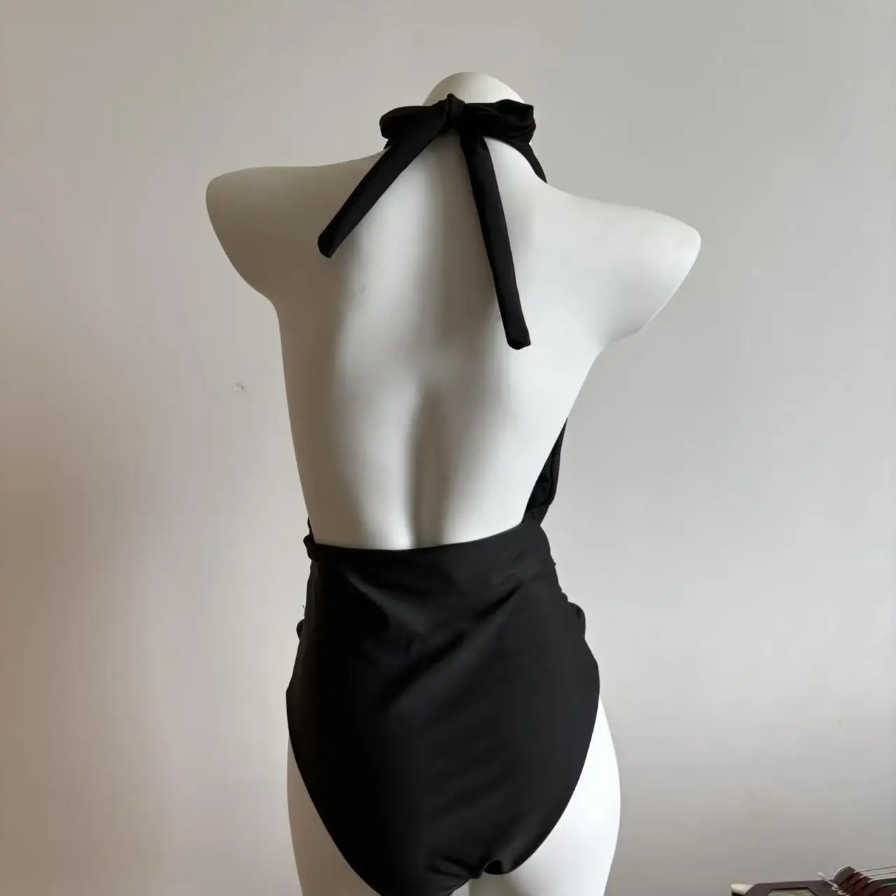 Dwuczęściowe stroje kąpielowe dla eleganckich kobiet, jednoczęściowe kostiumy kąpielowe z rozcięciem w kształcie rozgwiazdy, seksowne bikini z wiązaniem na szyi i spódniczką.