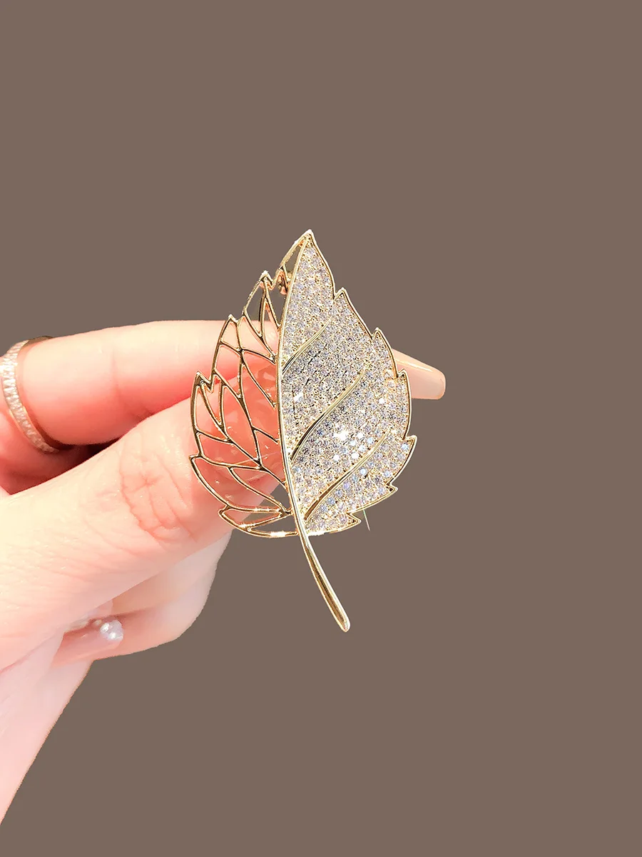 Elegant Gold Color Hollow Rhinestone Leaves Brooch Shiny CZ Women\'s Brooches Metal Pins Party Badge Jewelry Gifts