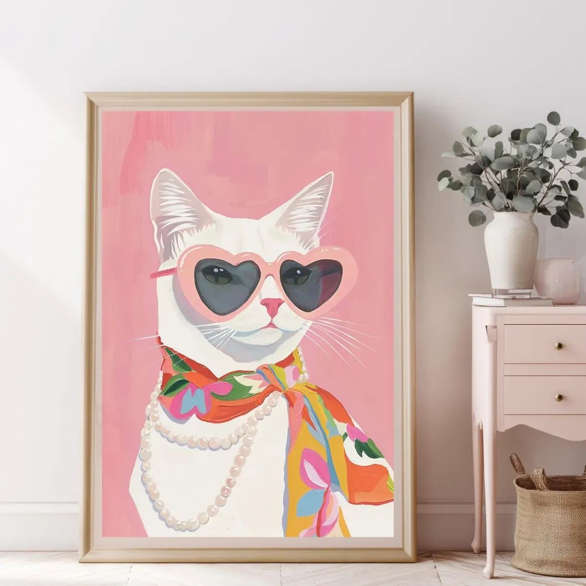Mode-Katzen-Poster – mädchenhaftes Pop-Art-Design mit herzförmigen Brille und Perlen |   Maximalistischer Kunstdruck für Katzenliebhaber |   Dopamin-Dekor in Rosa