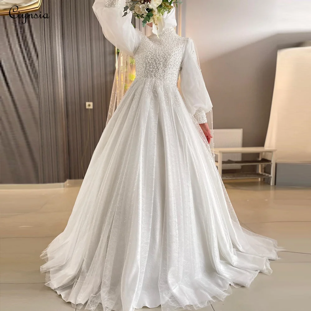 Cunsia: L’abito da sposa musulmano in pizzo perle di lusso che sta cambiando le nozze tradizionali