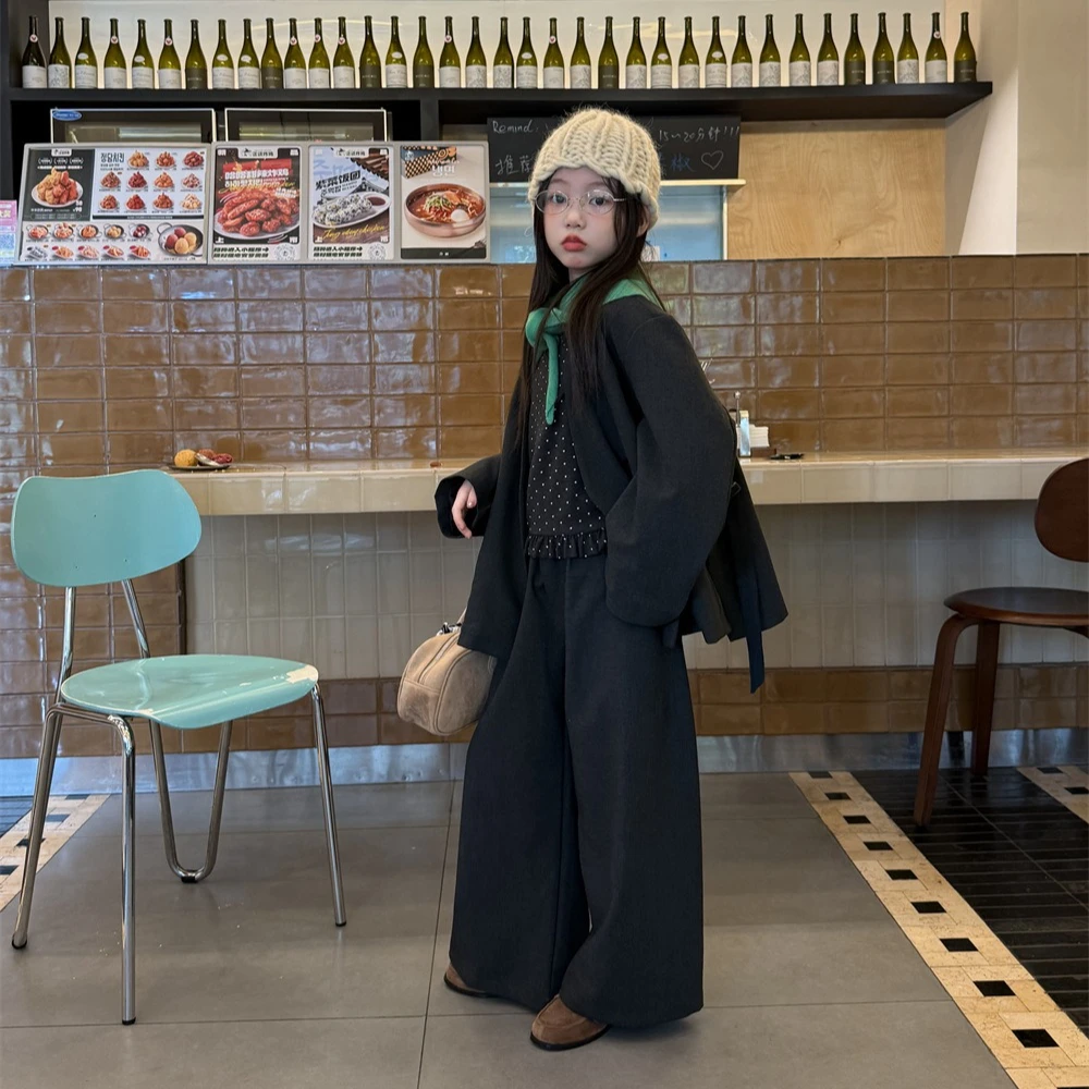 

Костюм для девочек, осень 2023, новая детская одежда, корейский стиль, модный костюм в консервативном стиле для девочек, повседневный простой универсальный костюм из двух предметов